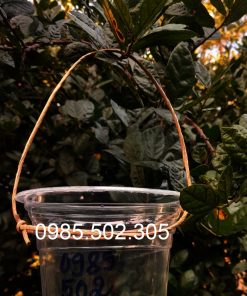 Quai xách ly nhựa làm bằng dây giấy xoắn màu vàng nâu